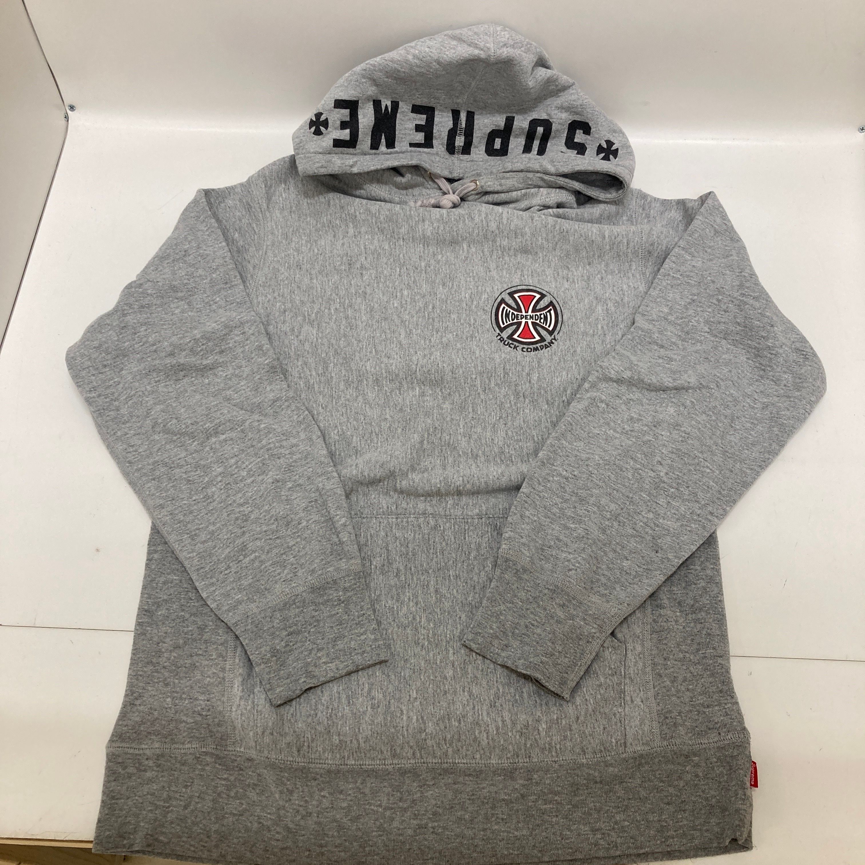 Supreme×Independent プルオーバー パーカー グレー