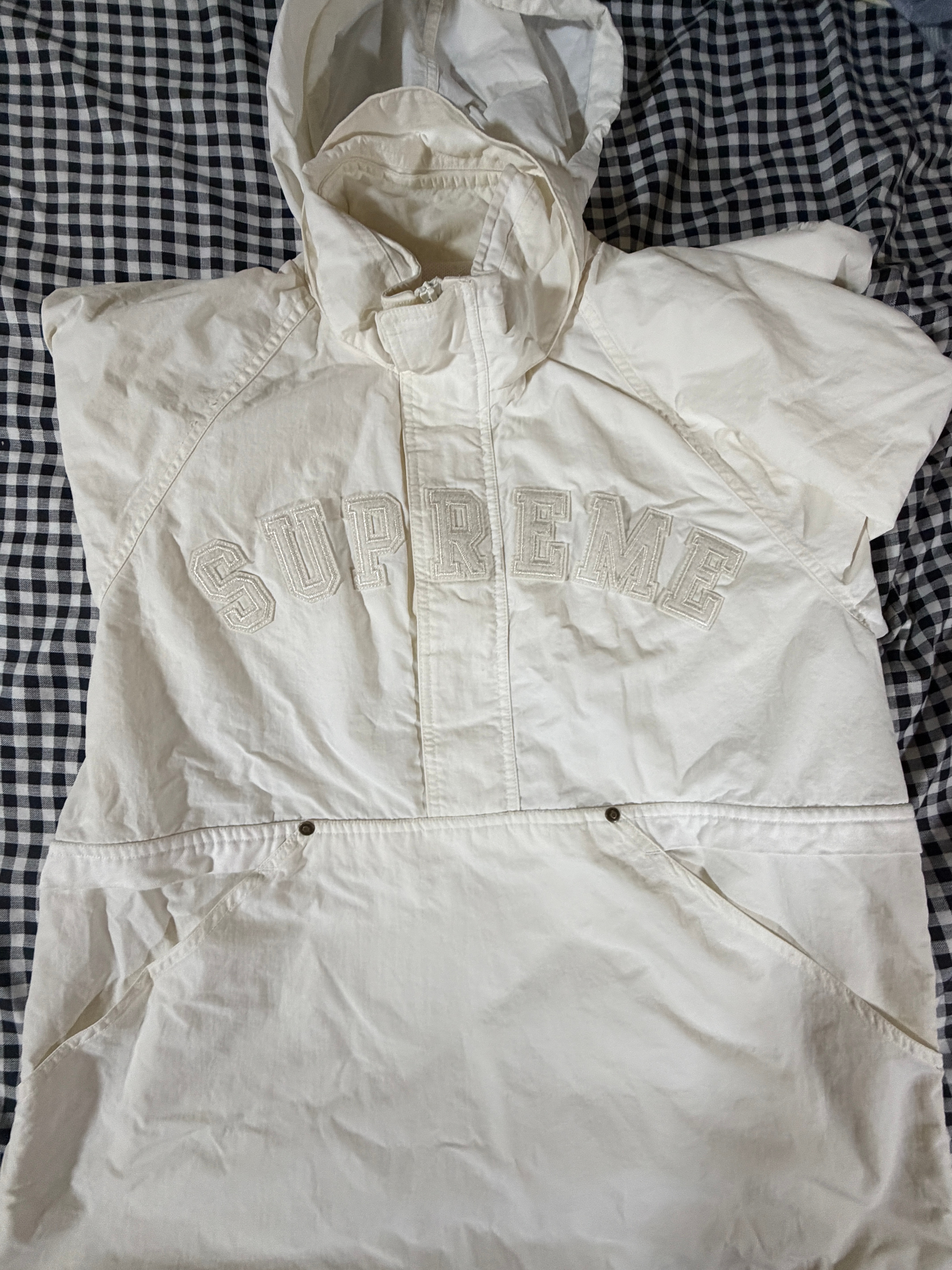 シュプリーム Supreme Arc Logo Anorak ホワイト 白 アーチロゴ刺繍 ハーフジップ アノラック フード付き 薄手ブルゾン ストリート