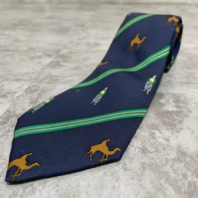 【HERMES】エルメス ラクダ キャメル 人物モチーフ ストライプ 動物柄 ネクタイ ネイビー 紺 グリーン 緑 シルク100% フランス製 メンズ