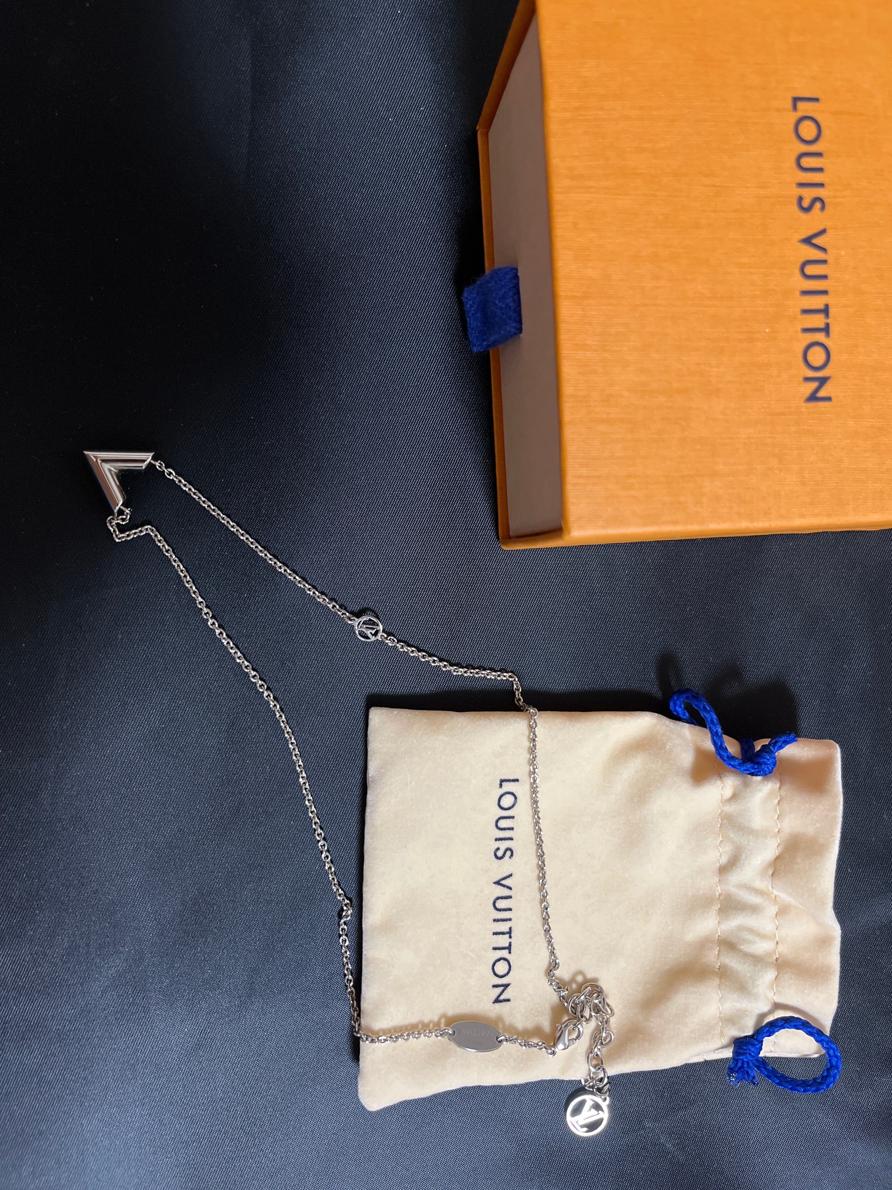 Louis Vuitton Essential V Supple Necklace "Silver"