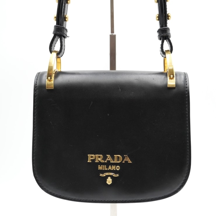 PRADA(プラダ)ピオニエール シティカーフ レザー ショルダーバッグ ブラック ゴールド金具 ロゴ フラップ マグネット開閉 コンパクト レディース 斜め掛け【中古】