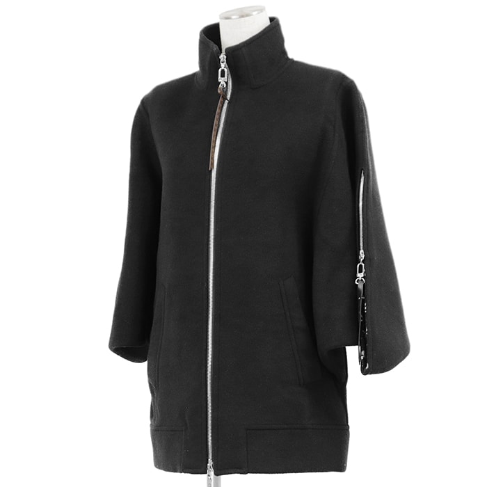 【美品】LOUIS VUITTON ルイ・ヴィトン ケープコート サイズ 38 レディース 2024AW ウール × シルク パドロックモチーフ ロゴ モノグラム レザーストラップ ポンチョ アウター ハンガー/ガーメント付属 ブラック 黒 イタリア製