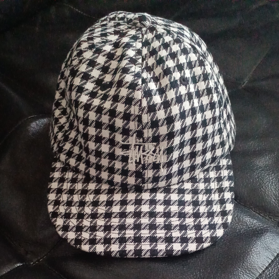 STUSSY 千鳥柄キャップ