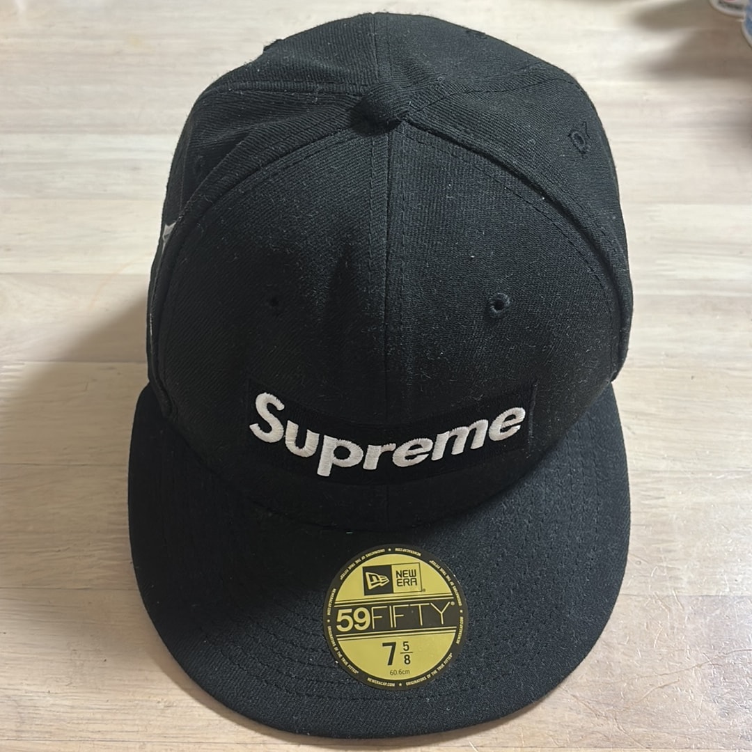 Supreme Money Box Logo New Era "Black"