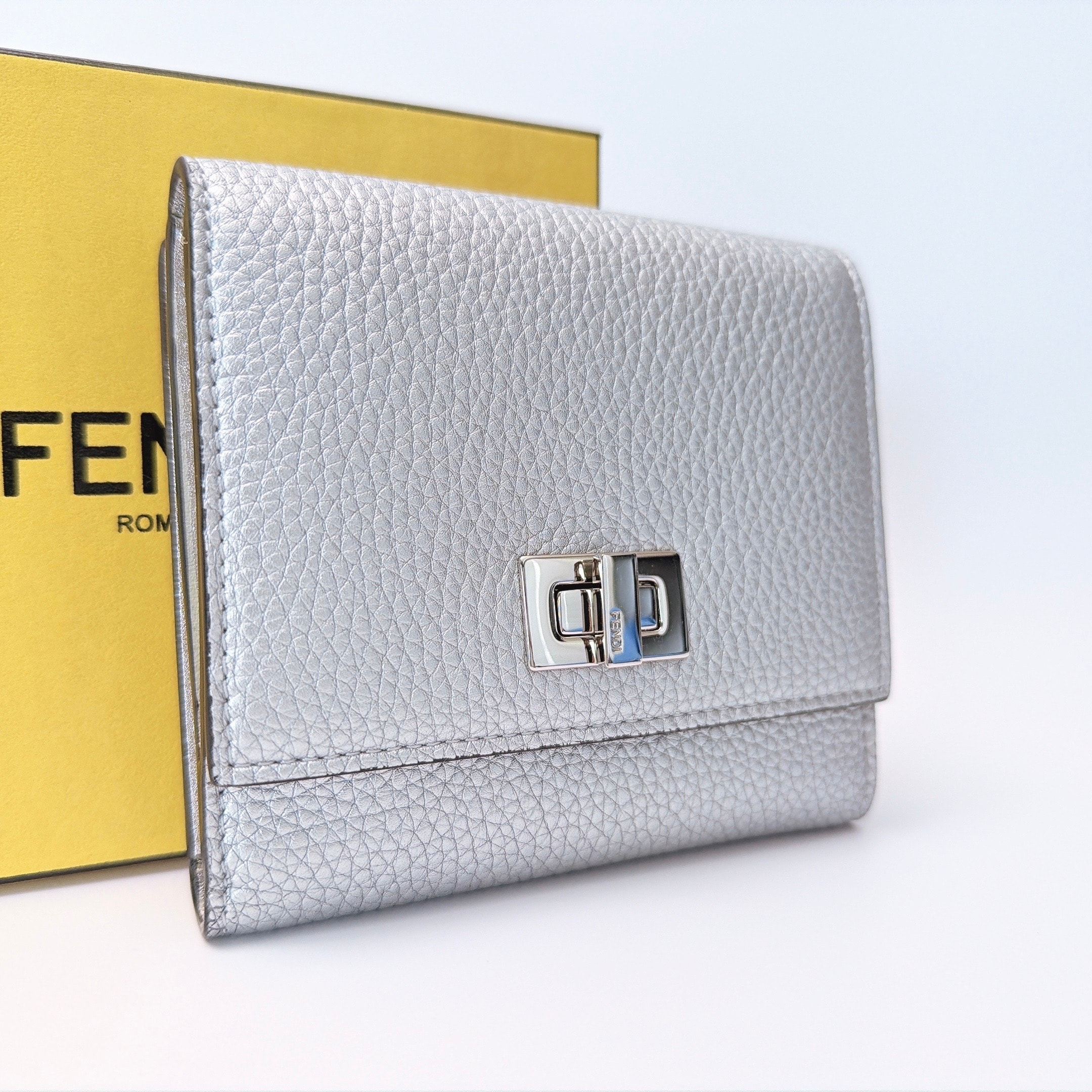 FENDI フェンディ セレリア ピーカブー 三つ折り財布 レディース コンパクトウォレット 小銭入れあり シルバー 8M0438