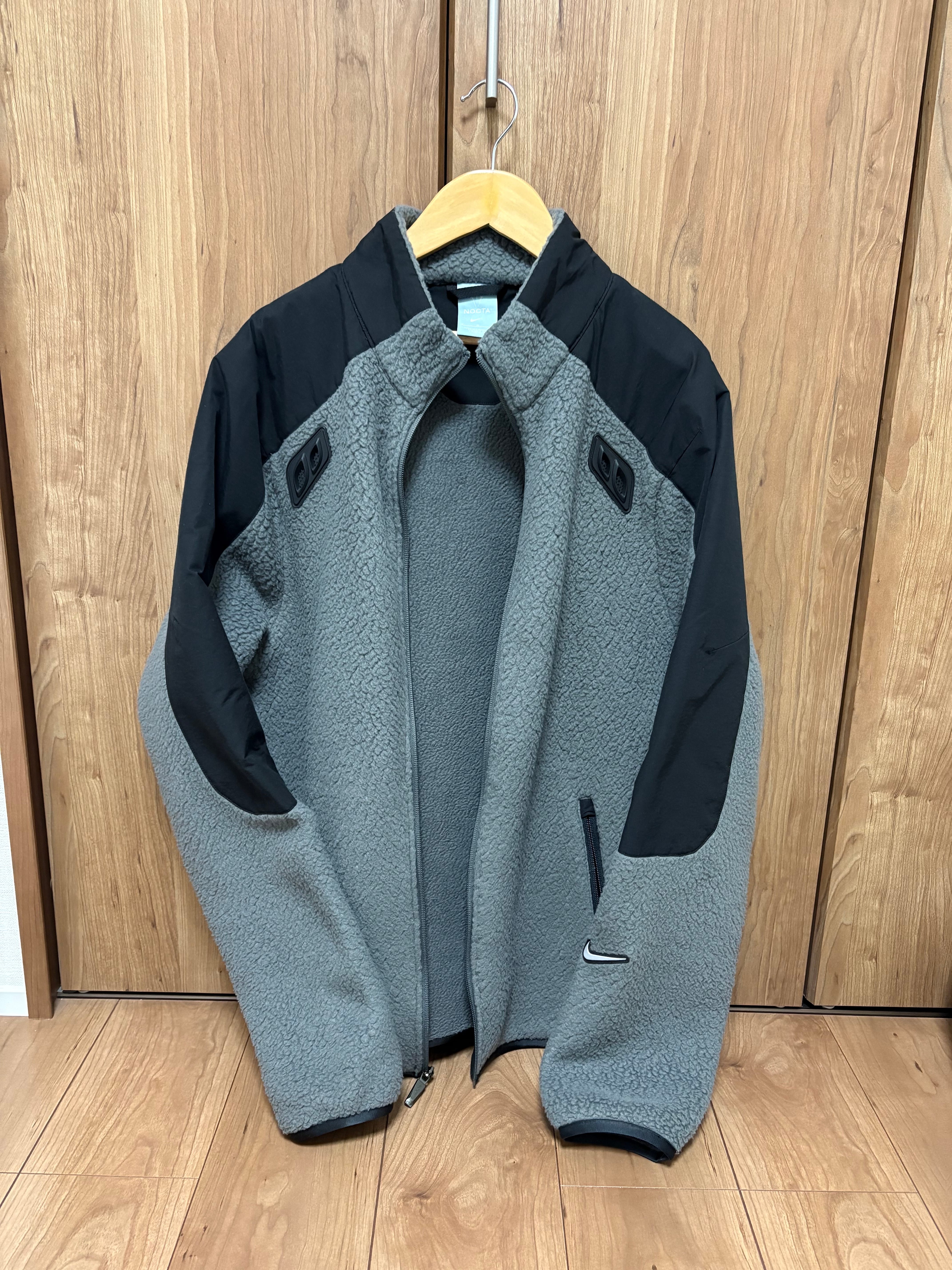 ナイキ x ノクタ 8K ピークス トラック ジャケット "アイアン グレー/ブラック"