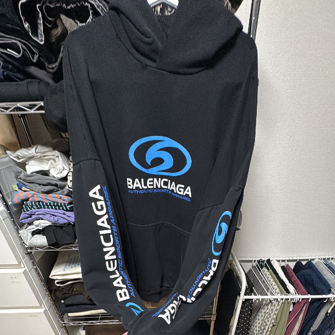 バレンシアガパーカー