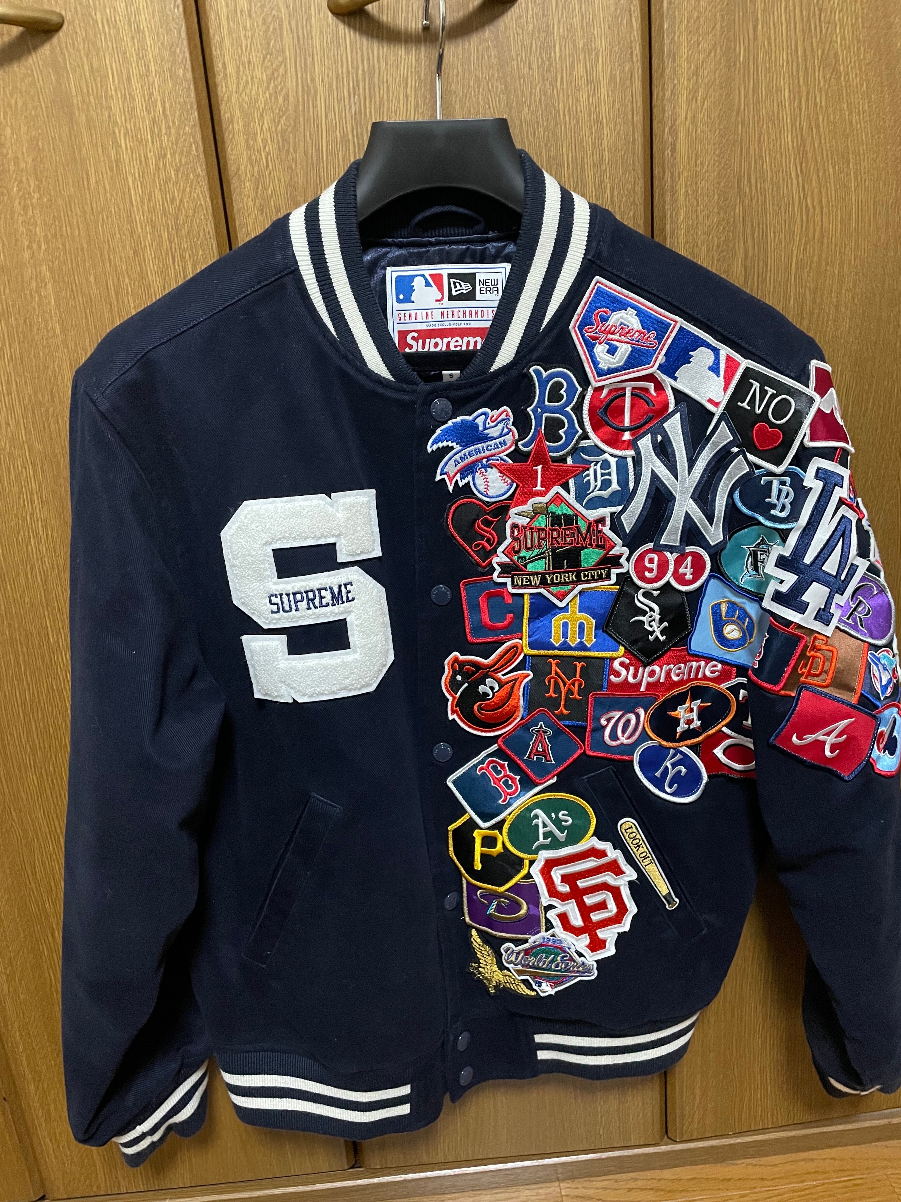 シュプリーム ニューエラ メジャーリーグ バーシティ ジャケット "ネイビー"