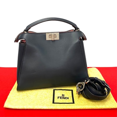 FENDI フェンディ ピーカブー エッセンシャリー レザー ショルダーバッグ ネイビー
56141