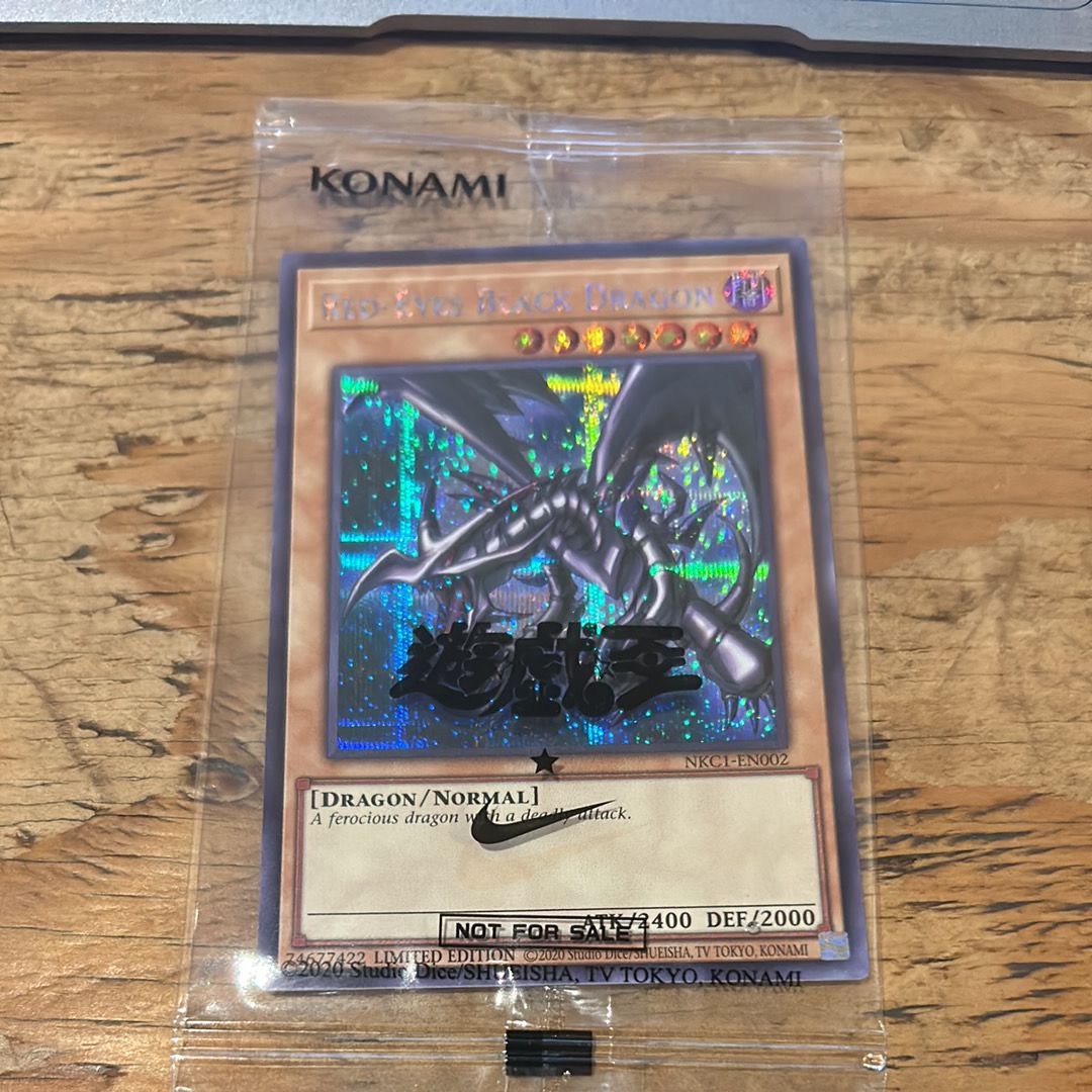 真紅眼の黒竜 SE [NKC1-EN002](遊戯王 x ナイキ エアーマックス 95 QS エアーマッスル House of Duel - 童実野町決闘遊戯館 限定プロモ) 