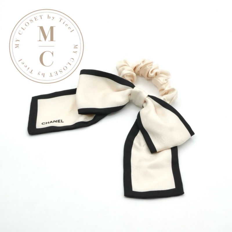シャネル CHANEL ヘアアクセサリー ホワイト ブラック カメリア ロゴ リボン シルク シュシュ ヘアゴム