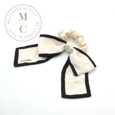 シャネル CHANEL ヘアアクセサリー ホワイト ブラック カメリア ロゴ リボン シルク シュシュ ヘアゴム