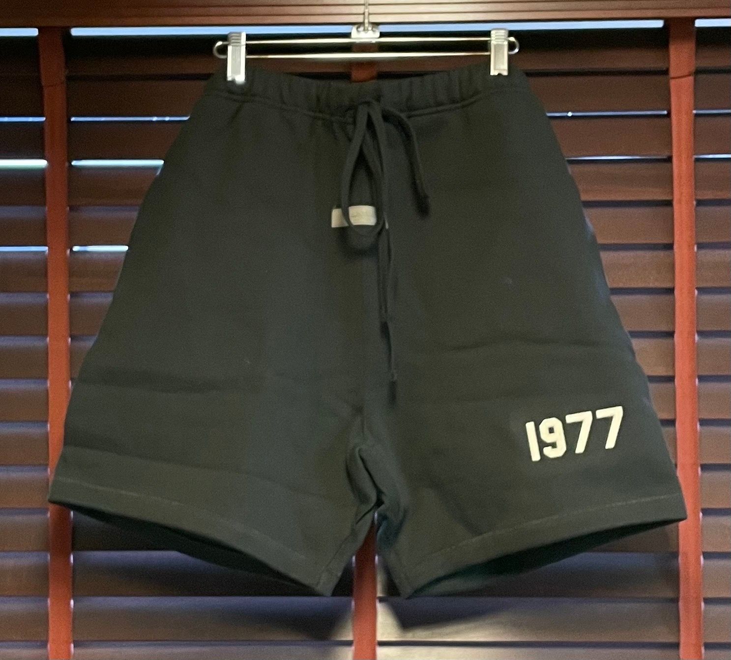 FEAR OF GOD ESSENTIALS 1977 SHORTS "Iron"