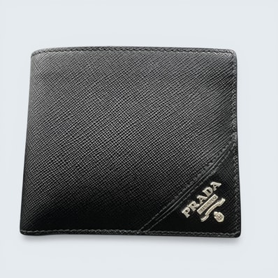 PRADA 極美品 プラダ サフィアーノ ロゴ メタル 二つ折り財布 2MO738 レザー ブラック コンパクトウォレット カードケース ミニ財布 トライアングル 箱付き ギフト プレゼント Aランク 中古 鑑定済 プラダ財布