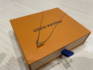Louis Vuitton Essential V Necklace "Gold"