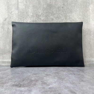 【DIESEL】ディーゼル クラッチバッグ セカンドバッグ ポーチ ブラック 黒 ロゴ型押し エンボスロゴ フラットポーチ メンズ レディース
