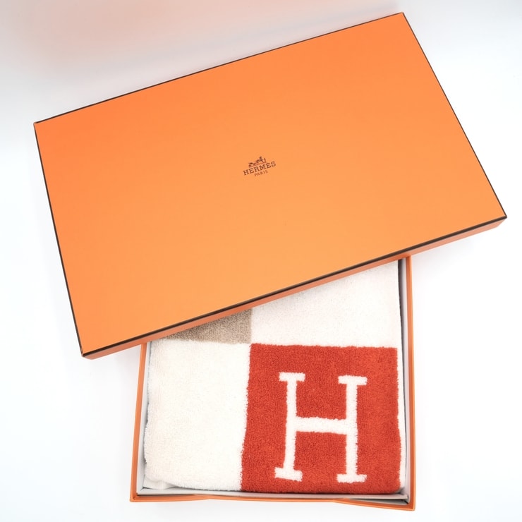HERMES(エルメス)アヴァロン バスタオル ビーチタオル 大判タオル Hロゴ 馬モチーフ チェック柄 ホワイト ベージュ レッド コットン 綿100% 100×56cm 箱付き レディース メンズ ユニセックス【中古】