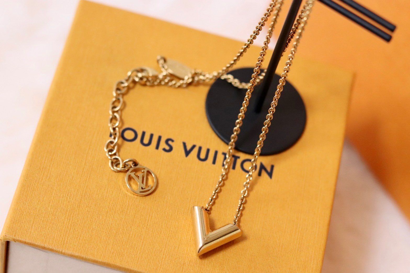 Louis Vuitton Essential V Necklace "Gold"