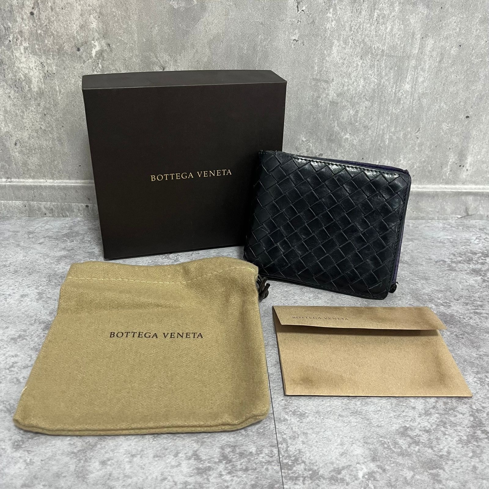【BOTTEGA VENETA】ボッテガヴェネタ 二つ折り財布 イントレチャート 編み込みモチーフ レザー メンズ ブラック 黒色 無地 二つ折り財布 レザーウォレット ブランド財布 イントレチャートデザイン 193642-V BD51/4292