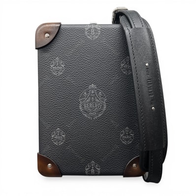 Berluti × GLOBE TROTTER 希少 極美品 ベルルッティ ×グローブトロッター シグネチャーキャンバス センテナリー メッセンジャーケース ショルダーバッグ PVC レザー ベネチアン レザー グレー ブラウン メンズ Aランク 中古 鑑定済