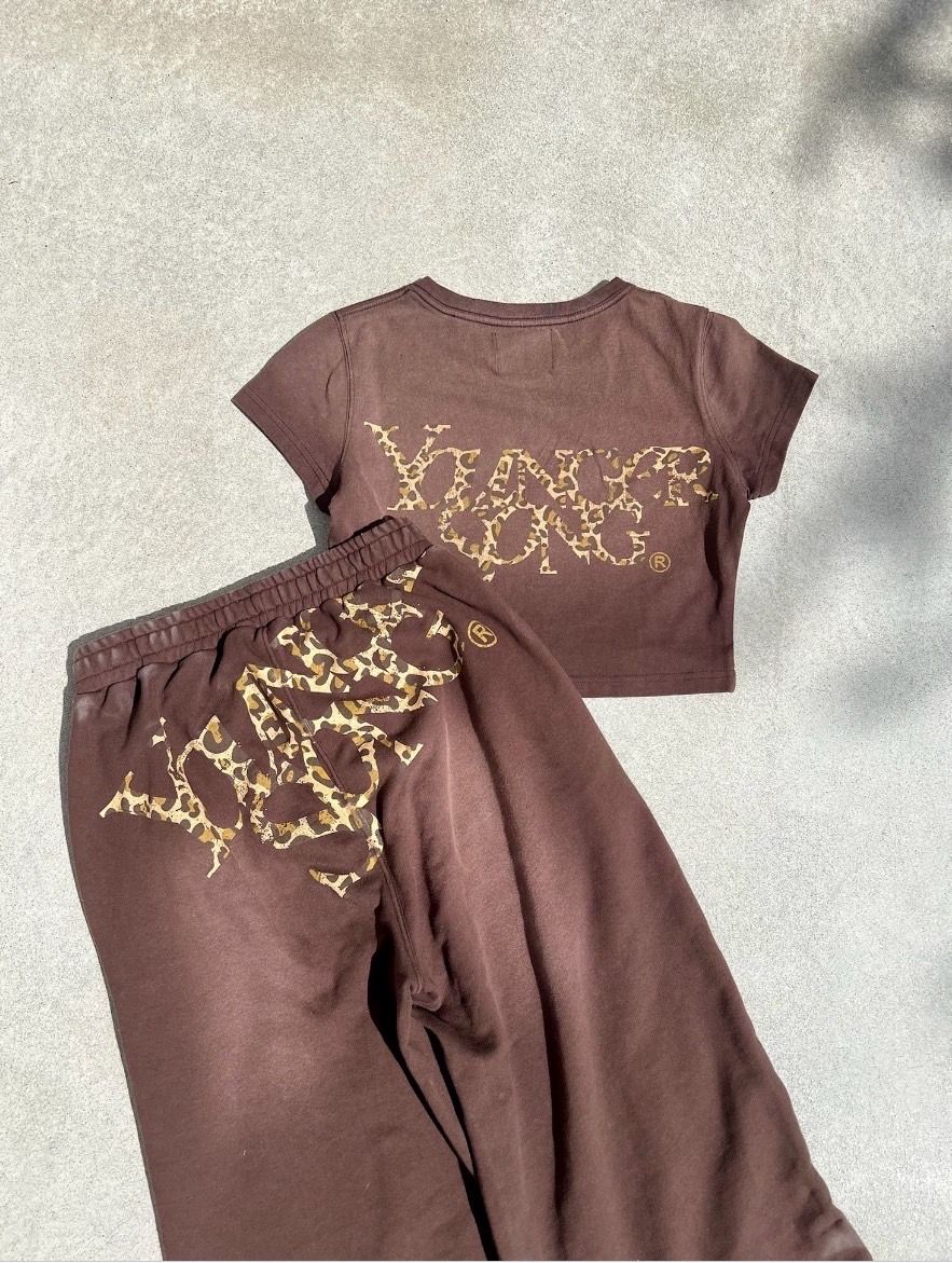 Younger Song pigment Universal logo T "Brown"