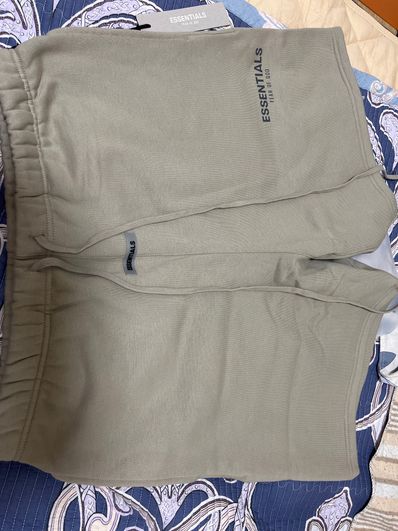 FEAR OF GOD ESSENTIALS Fleece Shorts "Alfalfa Sage"