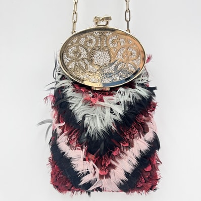 VALENTINO GARAVANI(ヴァレンティノ ガラヴァーニ)The Feather Peak V チェーンショルダーバッグ フェザー装飾 マルチカラー ゴールド金具 レディース 【中古】