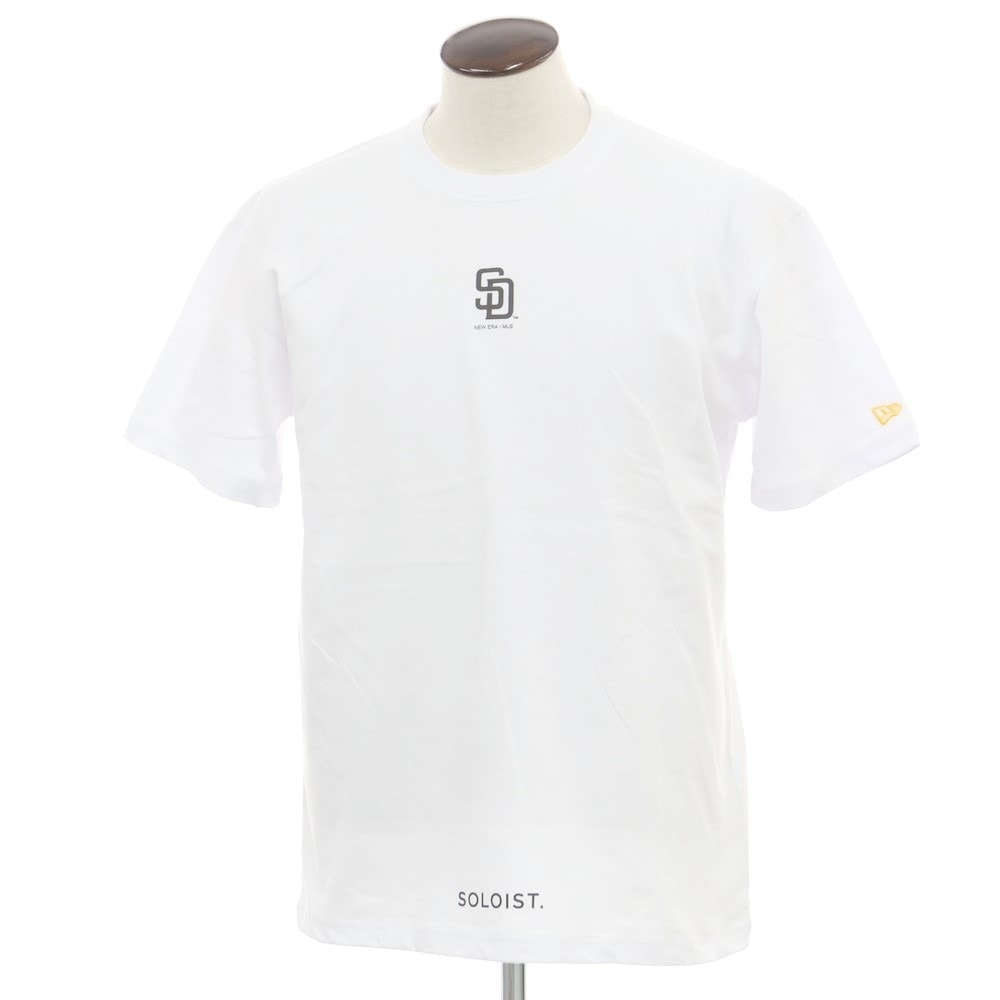 【中古】タカヒロミヤシタザソロイスト TAKAHIRO MIYASHITA The SoloIst. × NEW ERA 2024年秋冬 コットン クルーネック 半袖Tシャツ ホワイト【サイズXL】【メンズ】