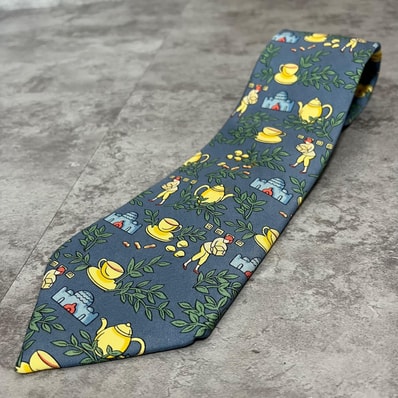 【HERMES】エルメス 紅茶柄ネクタイ ティータイム ティーポット ティーカップ ソーサー 茶葉 リーフ ボタニカル 人物 総柄 ブルー イエロー