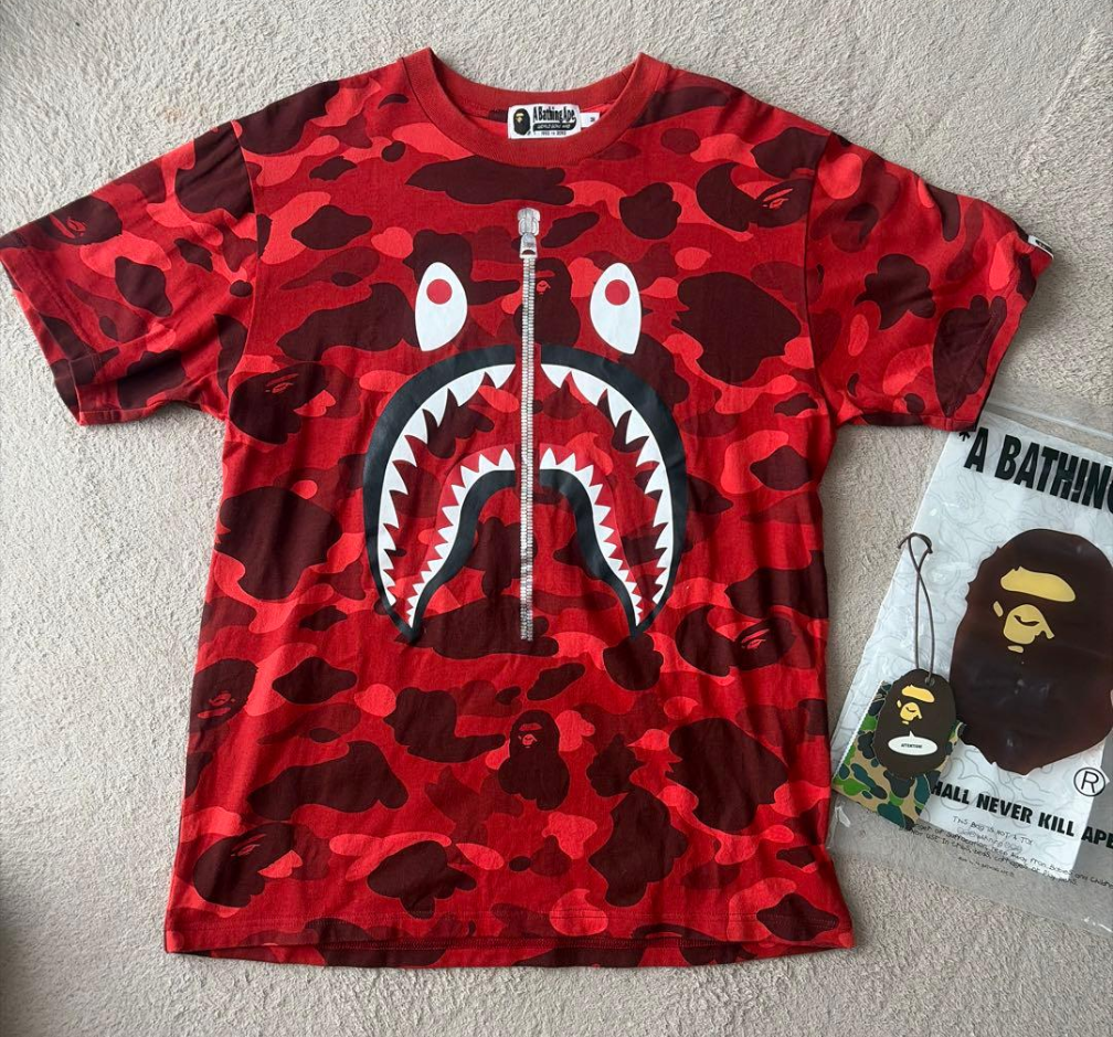COLOR CAMO SHARK TEE RED