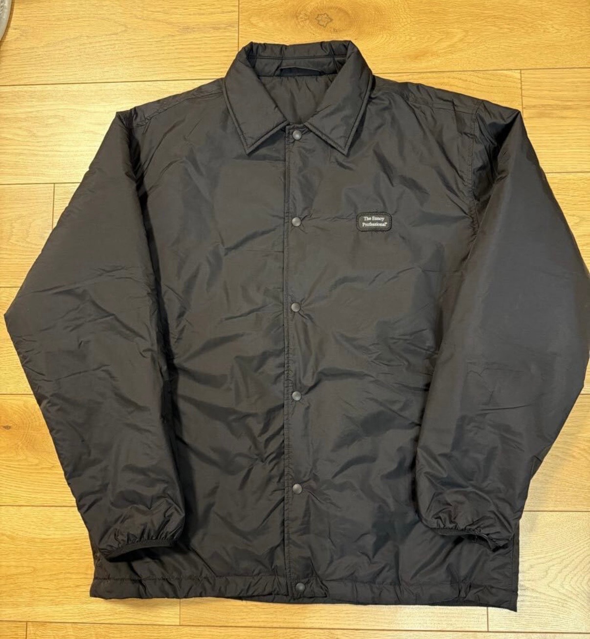 エンノイ パデッド ナイロン コーチジャケット "ブラック"