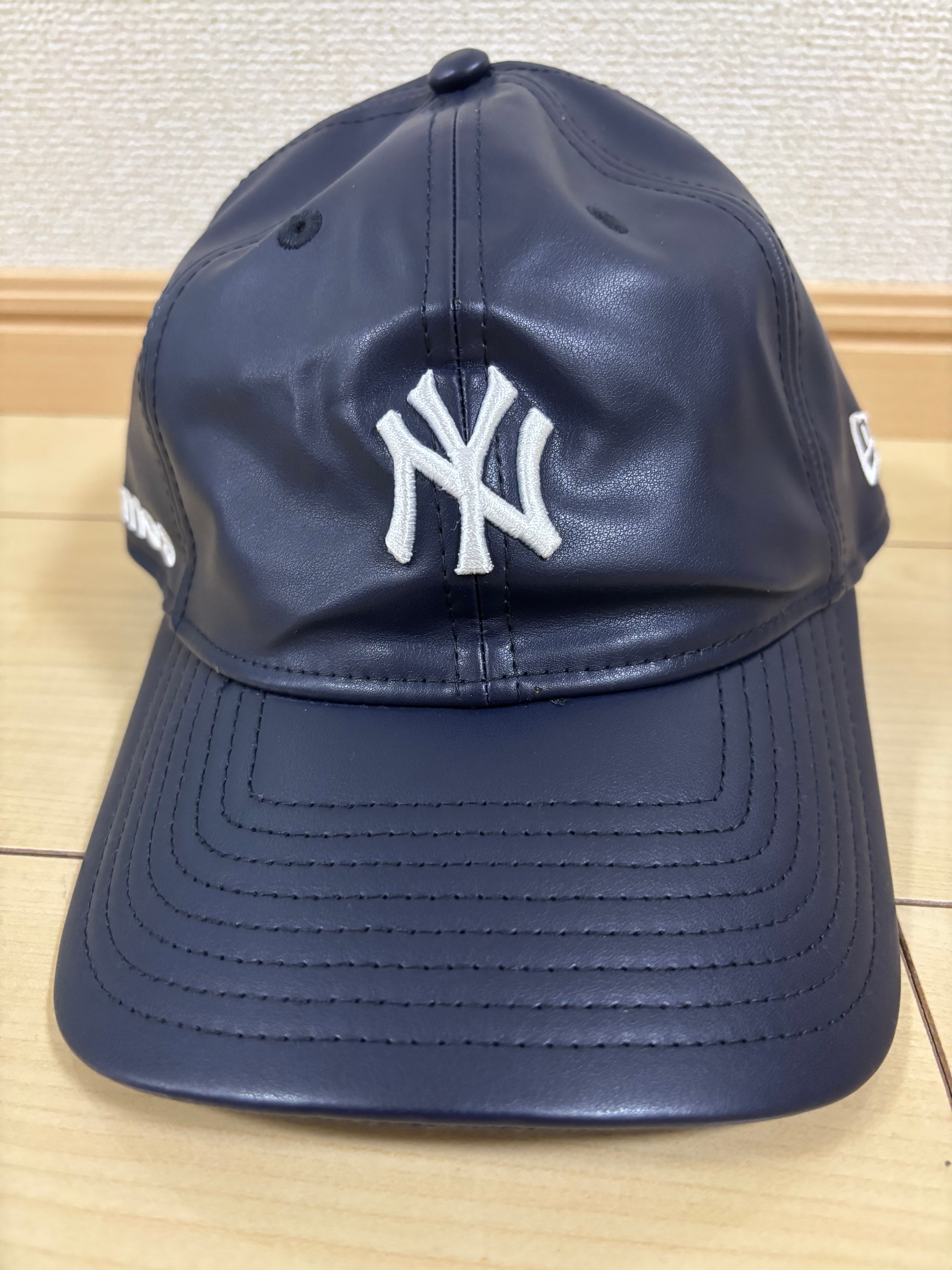 ニューエラ x アトモス 9トゥエンティ ニューヨークヤンキース WET レザー "ネイビー"