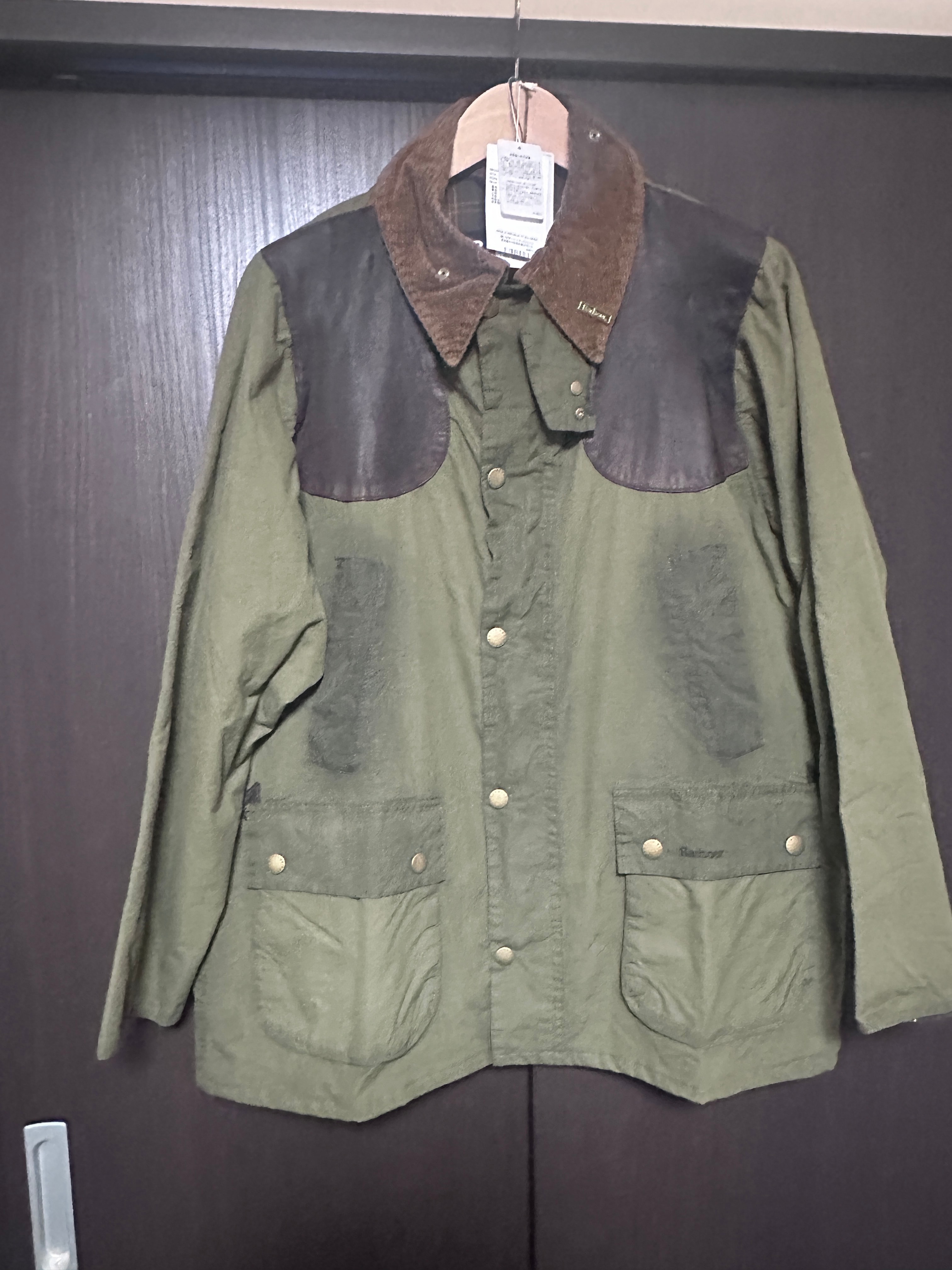 バブアー x ウーピー ウォッシュドビデイル ワックスジャケット "オリーブ"