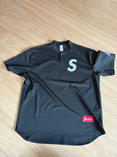 Supreme S Logo Baseball Henley "Black"