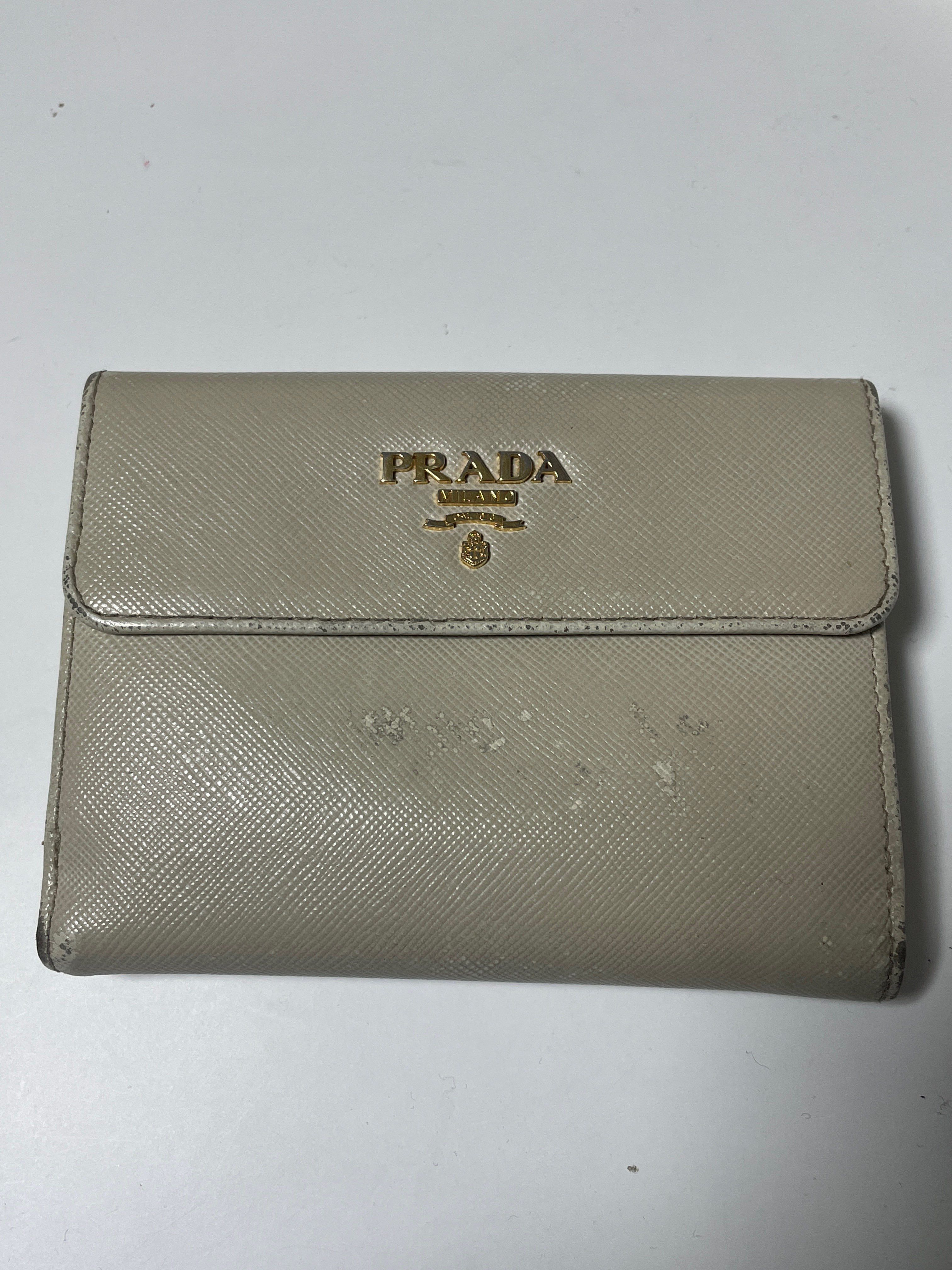プラダ二つ折り財布