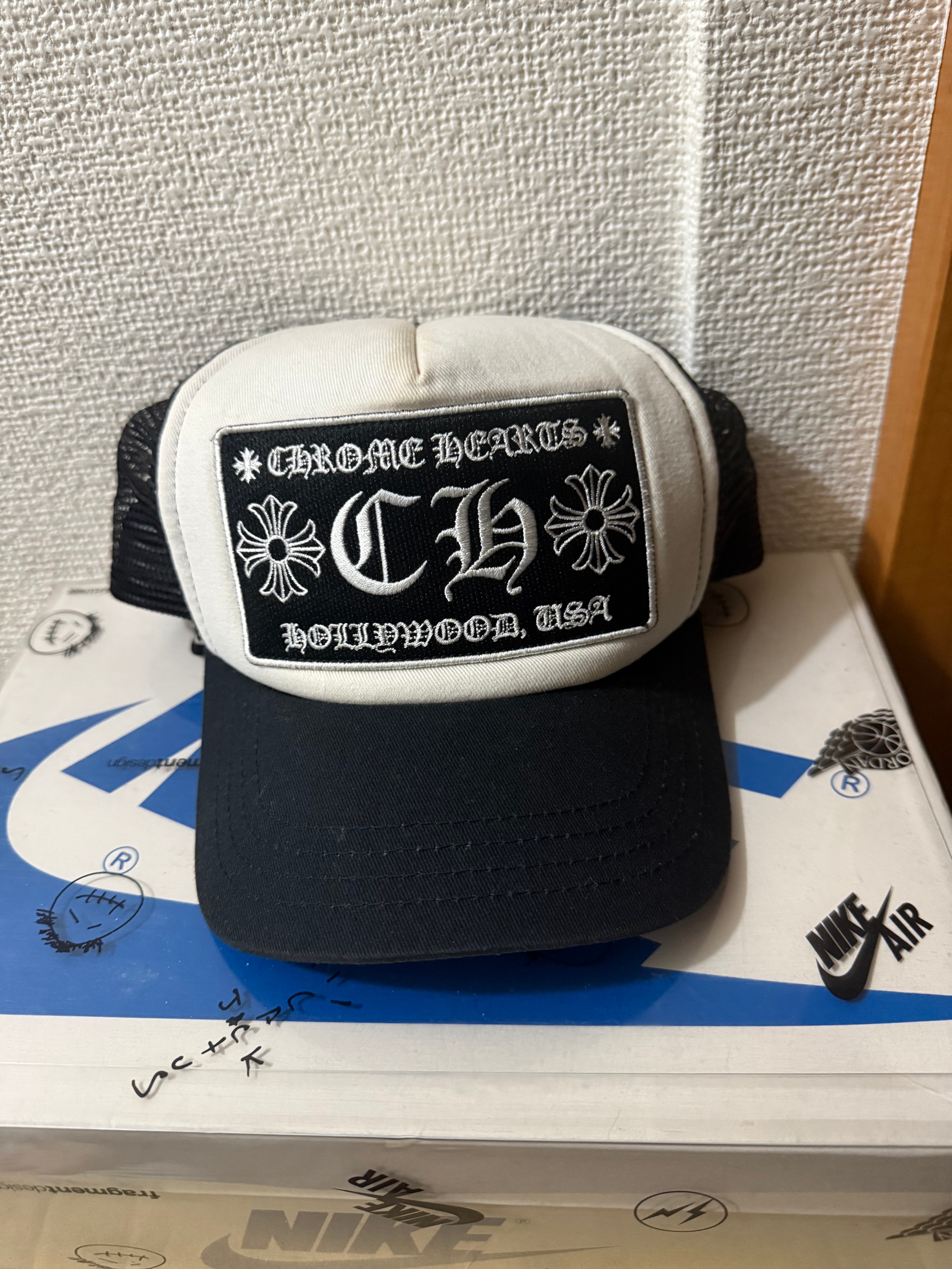 クロムハーツ トラッカー キャップ CH "ブラック/ホワイト"