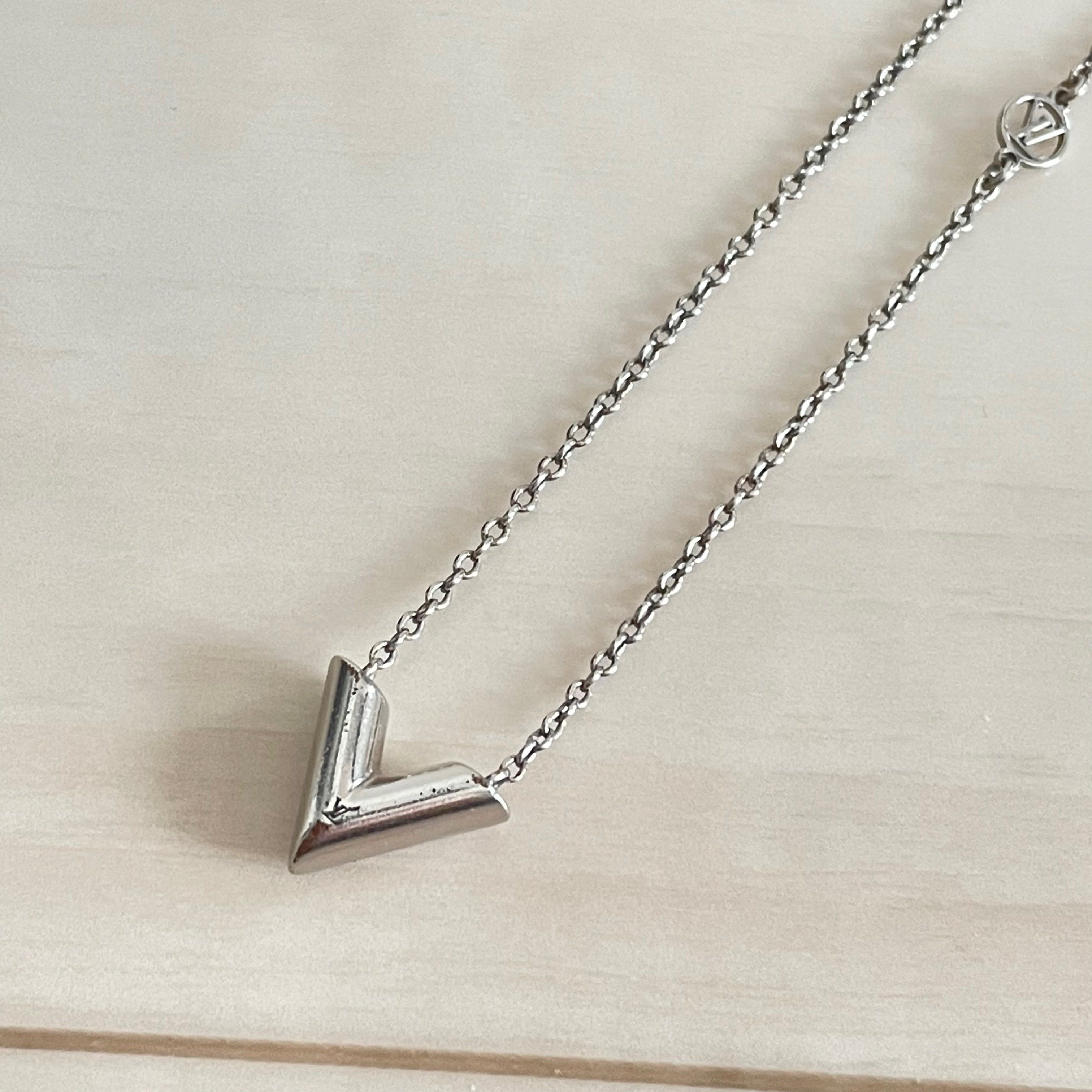 Louis Vuitton Essential V Supple Necklace "Silver"