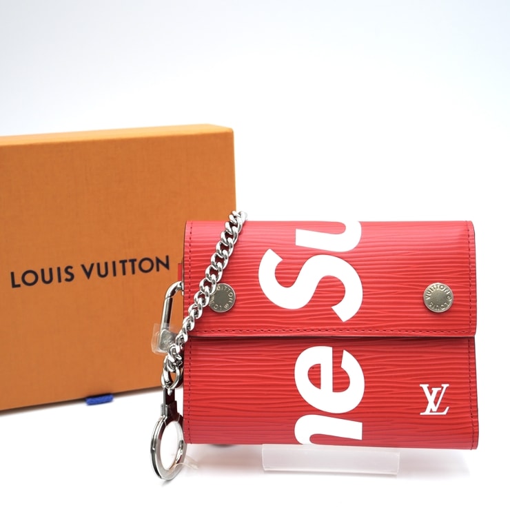 LOUIS VUITTON(ルイヴィトン)Supreme(シュプリーム)コラボ エピ チェーン コンパクトウォレット 二つ折り財布 三つ折り財布 レッド ホワイト ロゴ レザー シルバー金具 メンズ レディース M67755【中古】