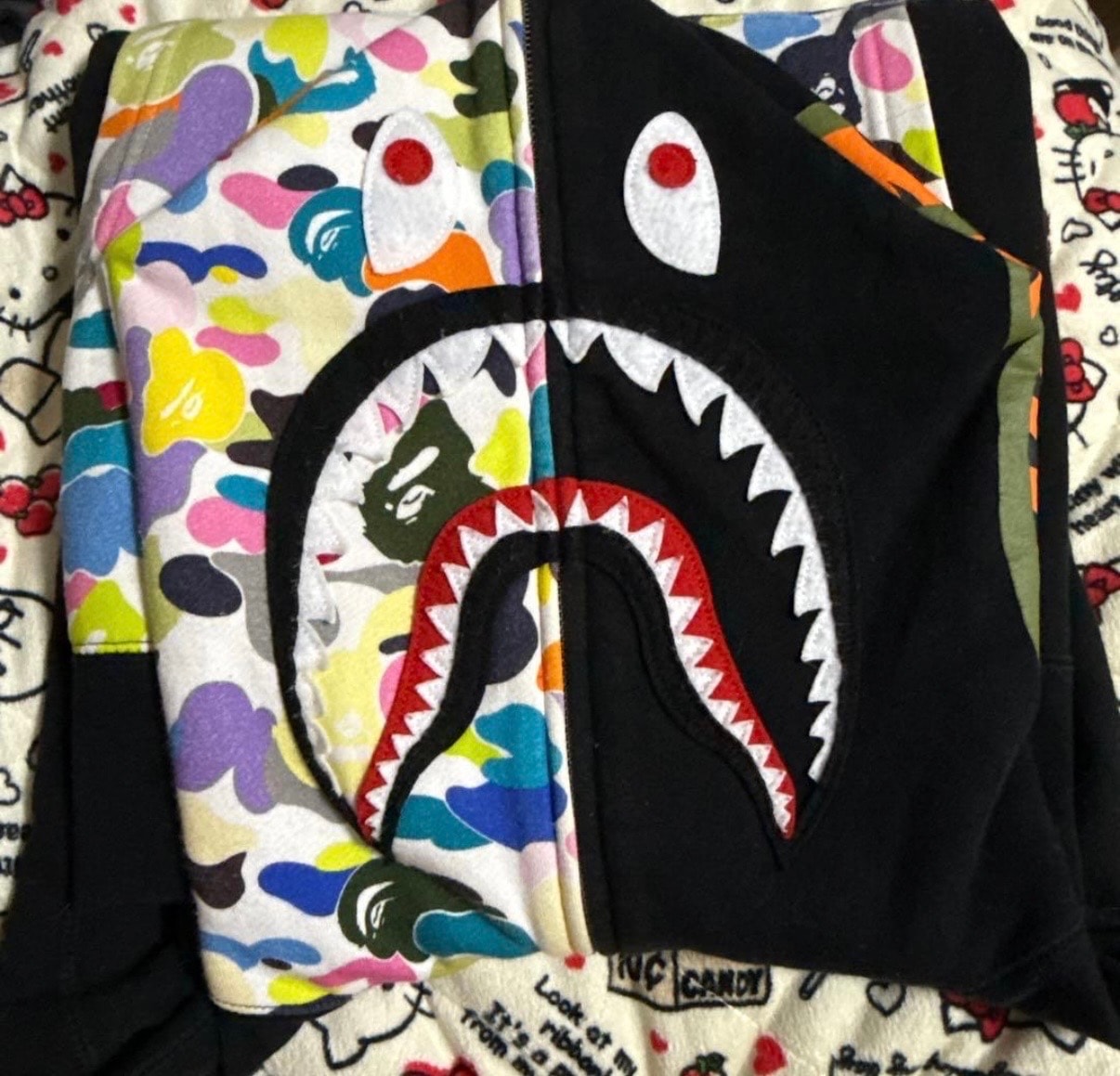 アベイシングエイプ マルチ カモ NYC ロゴ シャーク フル ジップ フーディー "ブラック"