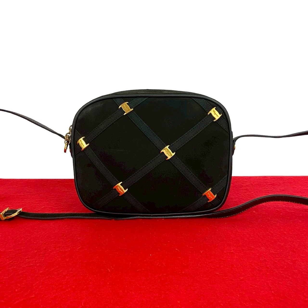 Salvatore Ferragamo サルヴァトーレフェラガモ ヴァラ 金具 スウェード ショルダーバッグ ブラック
 22316