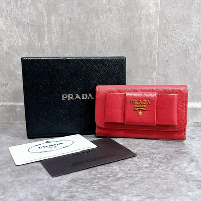 【PRADA】プラダ サフィアーノ フィオッコ キーケース リボン メタルロゴ レザー 箱 カード付き ゴールド金具 ピンク レディース 鍵入れ