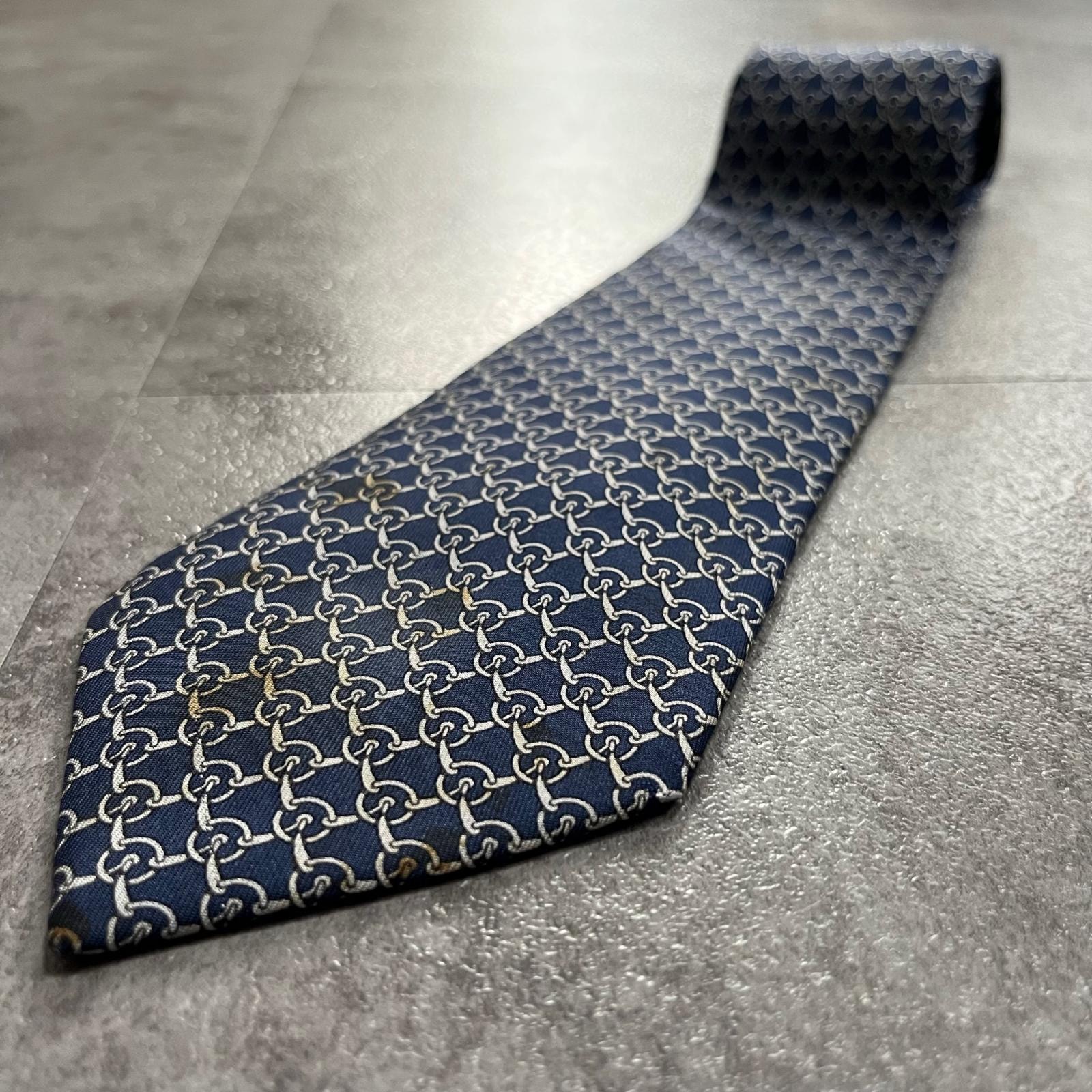 【HERMES】エルメス ネクタイ 装飾柄 織柄 ロープ ノット 結び目 連結モチーフ 格子 ダイヤ 菱形 幾何学 小紋 総柄 ネイビー アイボリー