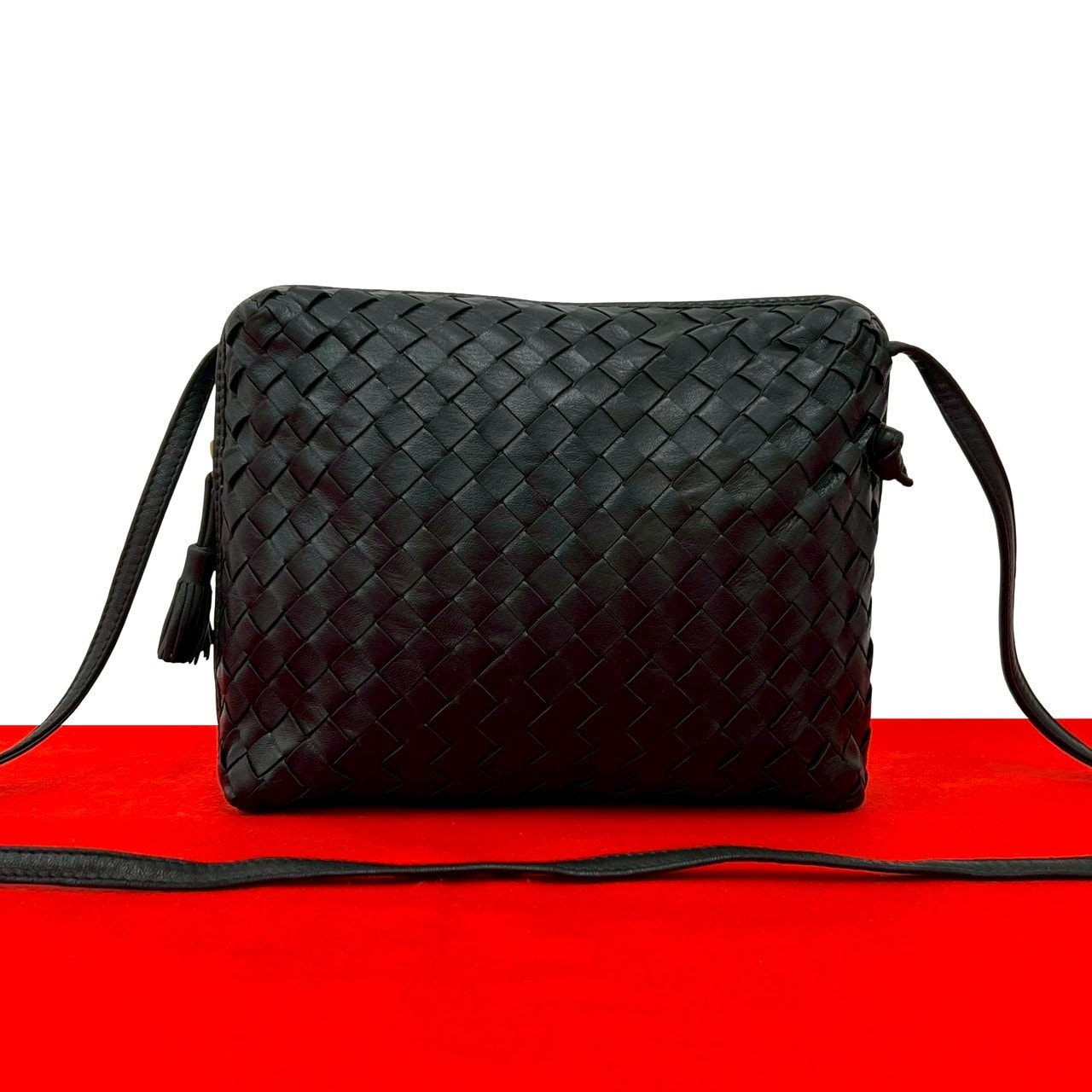BOTTEGA VENETA ボッテガヴェネタ イントレチャート レザー ショルダーバッグ ブラック
 21704