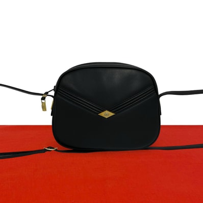 GUCCI グッチ GG ロゴ 金具 レザー ショルダーバッグ ブラック
29436