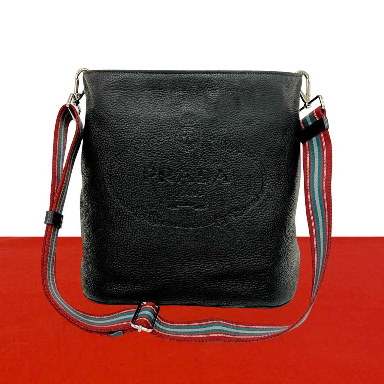 PRADA プラダ ロゴ エンボス レザー ショルダーバッグ ブラック
24299