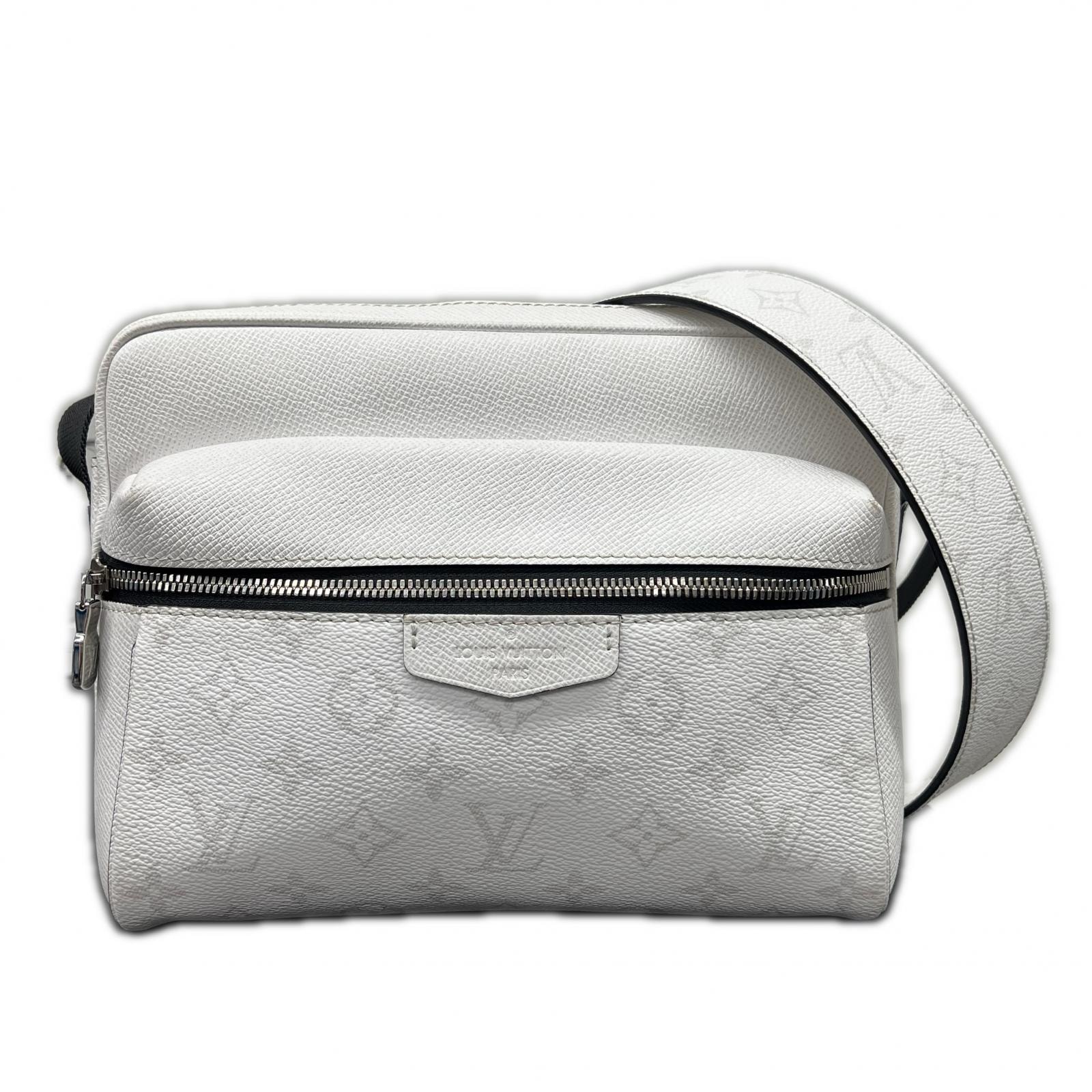 LOUIS VUITTON 美品 ルイヴィトン アウトドア メッセンジャー PM タイガラマ ショルダーバッグ M30243 レザー RFID確認済 ホワイト クロスボディ モノグラム ヴィトン LV ABランク 中古 鑑定済 ヴィトンバッグ