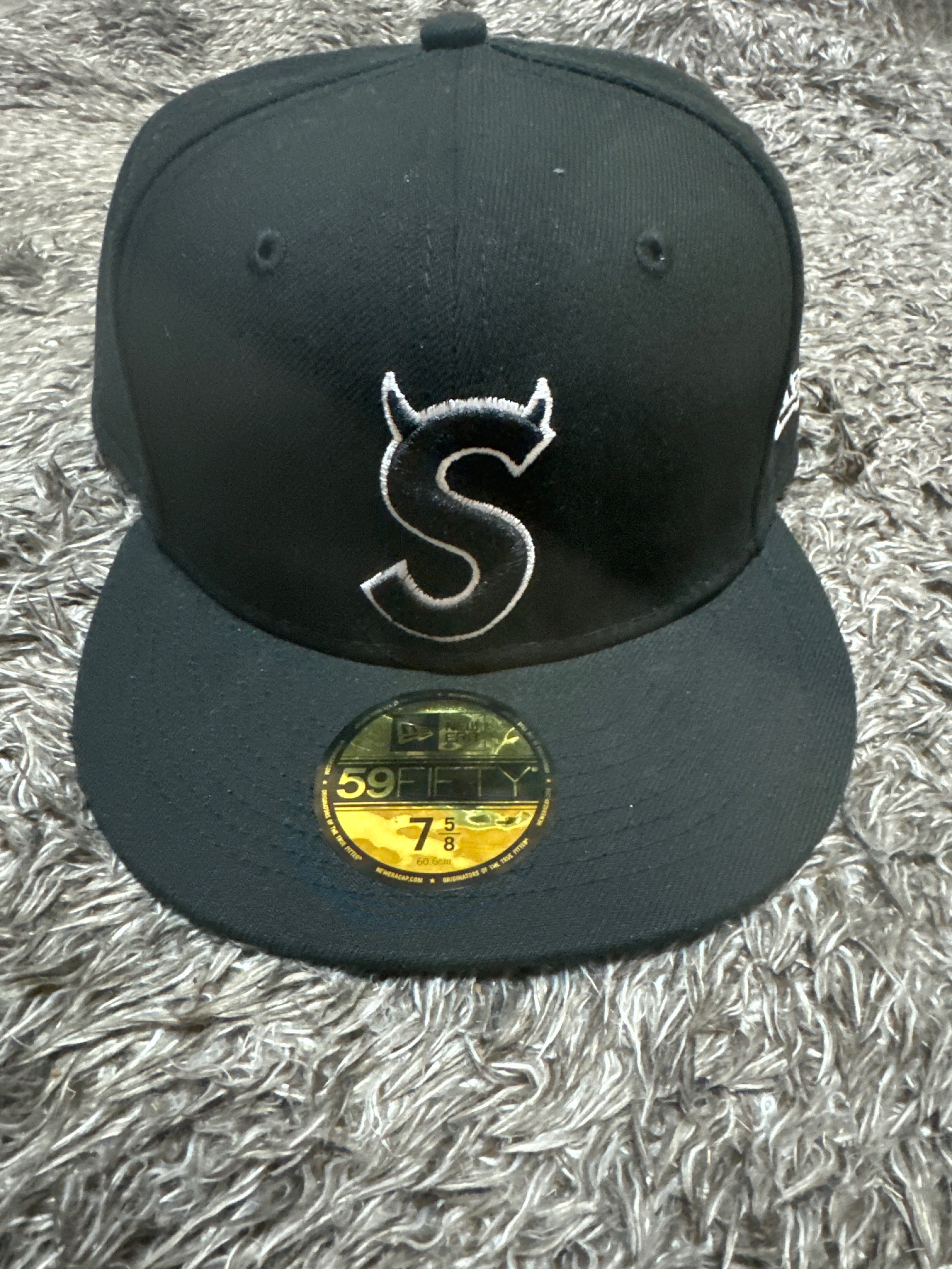 Supreme S Logo New Era "Black" (22FW)