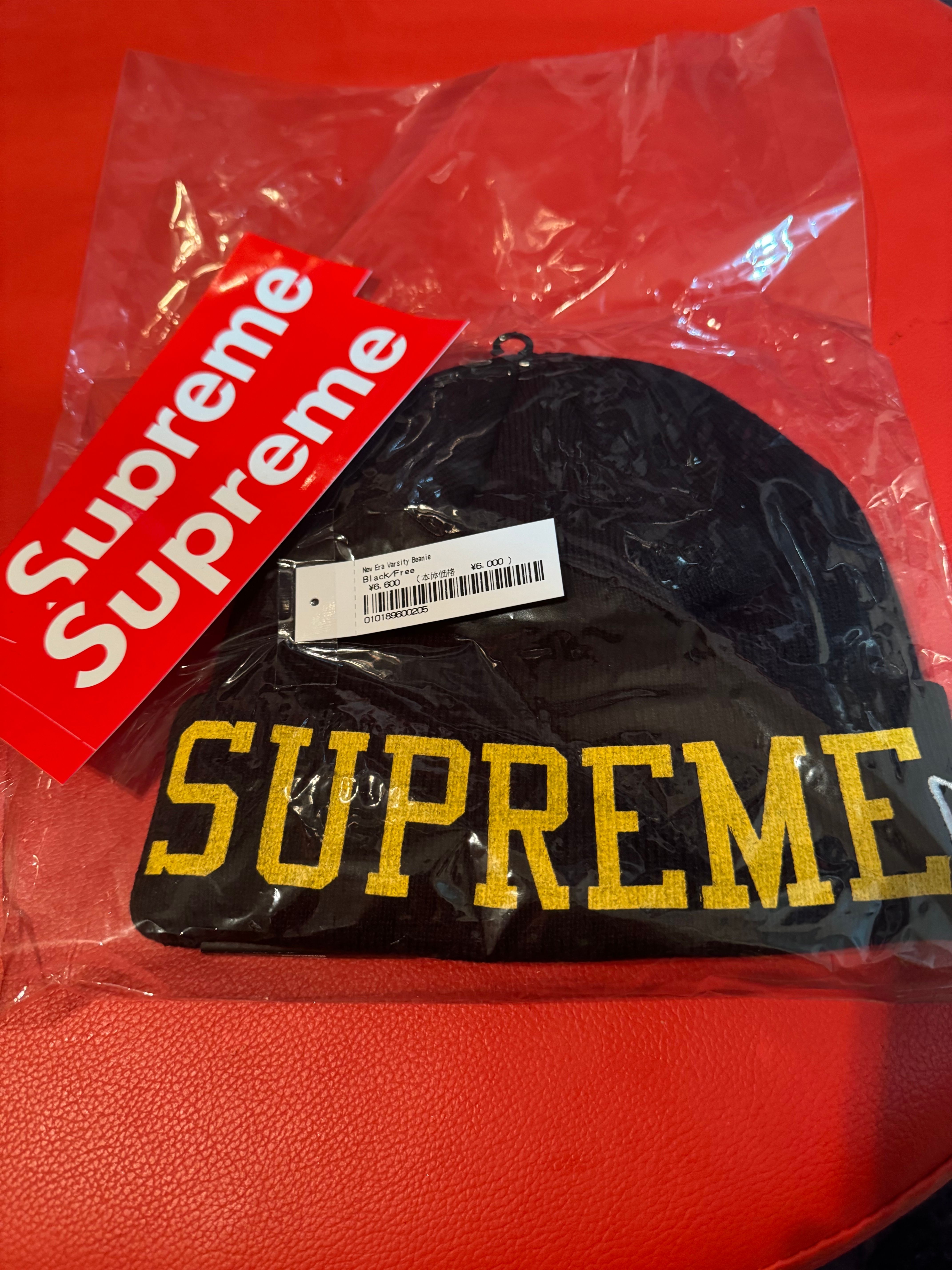 Supreme New Era Varsity Beanie "Black"