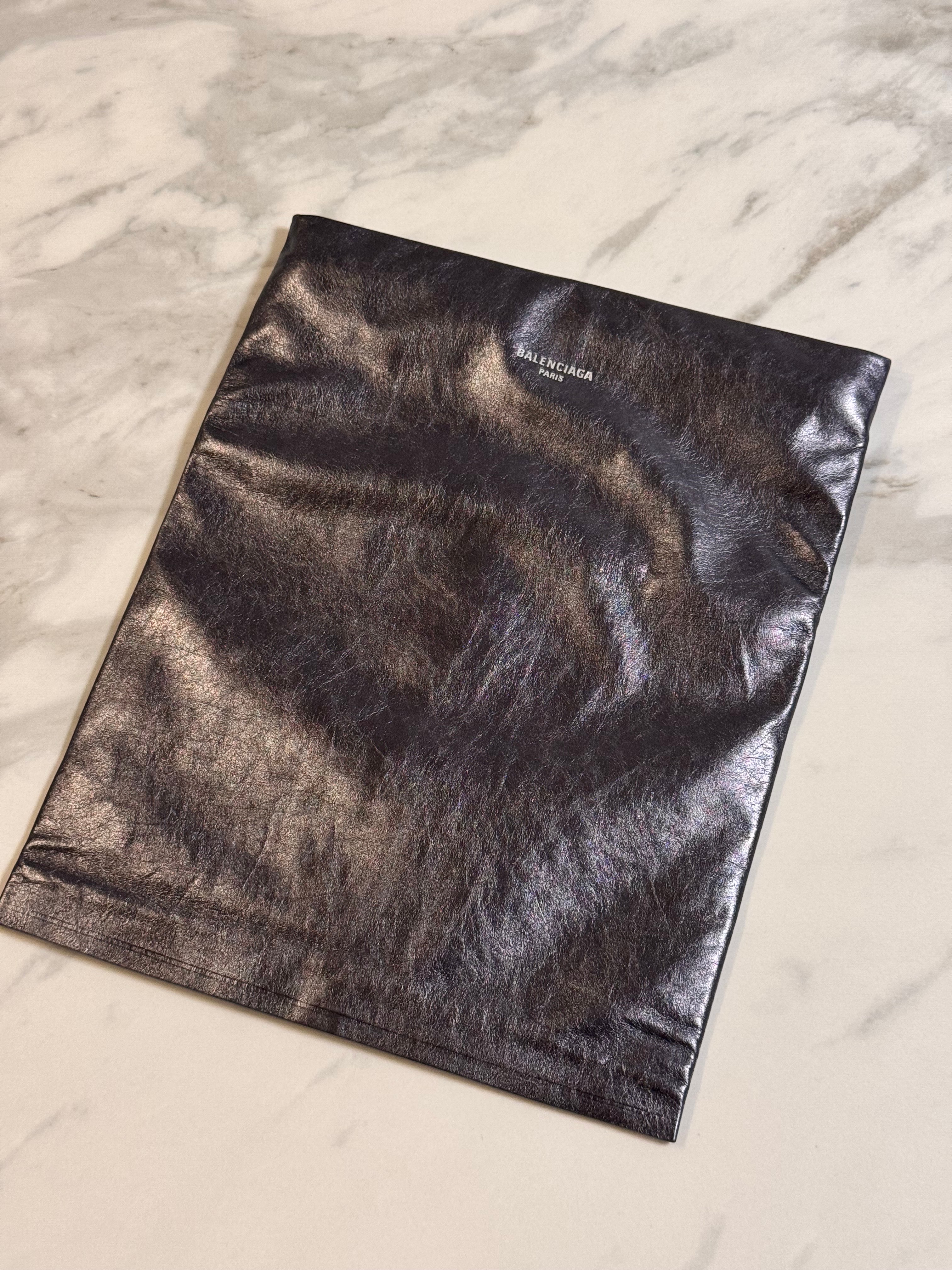 バレンシアガ　メタライズド　クラッチバッグ