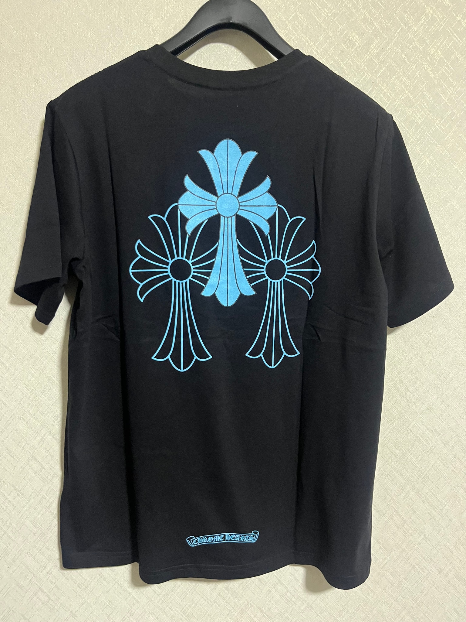 クロムハーツ 3セメタリークロス ロゴ ショートスリーブ Tシャツ "ブラック"